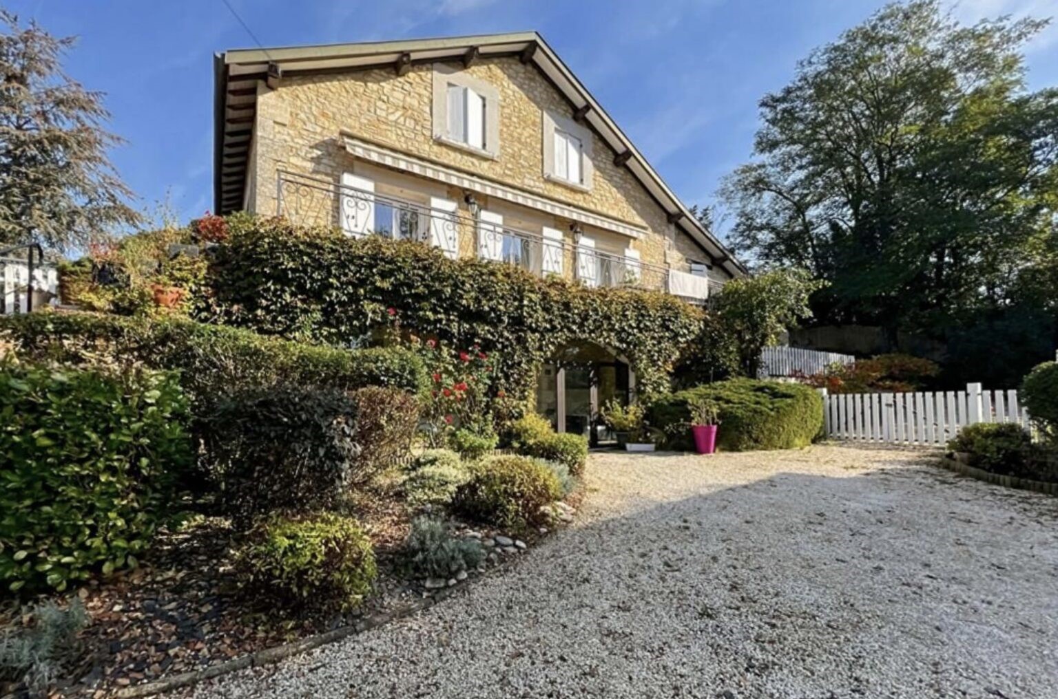 Façade en pierre du gîte